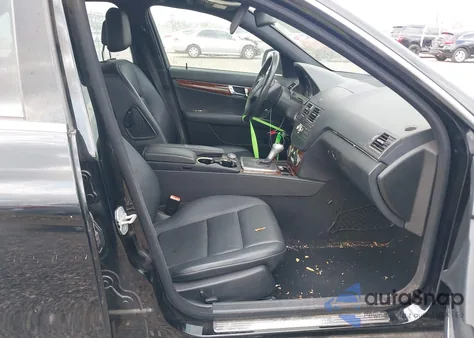 2009 Mercedes-Benz C 300 Sport z USA, uszkodzony, nr VIN WDDGF54X49R040825